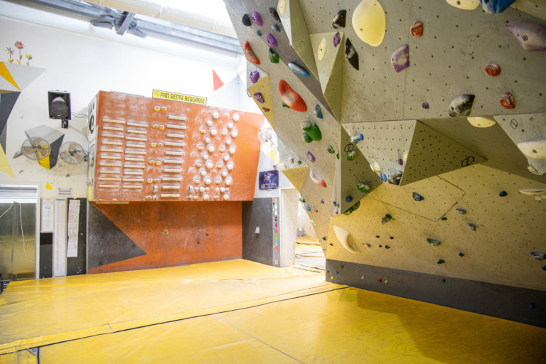 Espace entrainement escalade à Climb Up Marseille La Valentine